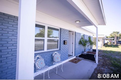 House in Tampa, Florida 4 bedrooms, 122.17 sq.m. № 1737126 - photo 1