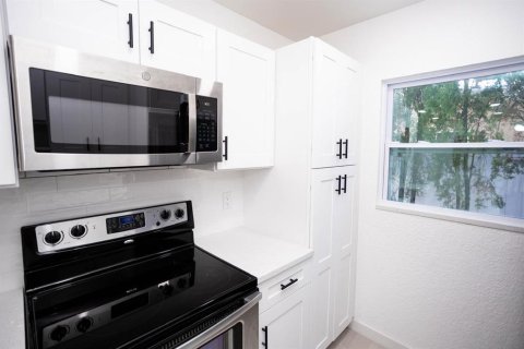 House in Tampa, Florida 4 bedrooms, 122.17 sq.m. № 1737126 - photo 15