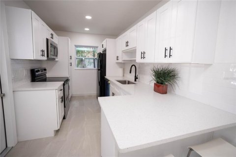 House in Tampa, Florida 4 bedrooms, 122.17 sq.m. № 1737126 - photo 14