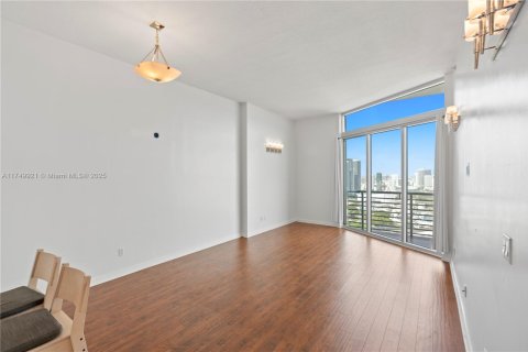Condo in Miami, Florida, 1 bedroom  № 1499620 - photo 7