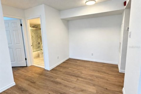 Condo in Casselberry, Florida, 1 bedroom № 2371645 - photo 5