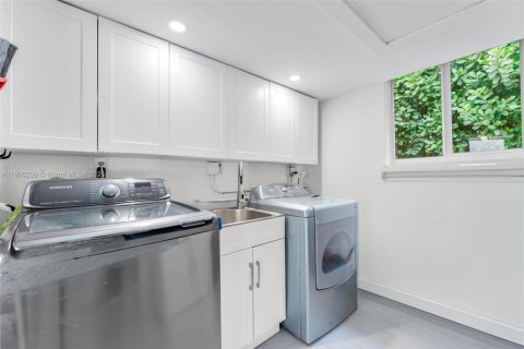 Casa en venta en Biscayne Park, Florida, 4 dormitorios, 218.13 m2 № 1969012 - foto 30