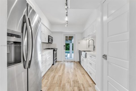 Casa en venta en Biscayne Park, Florida, 4 dormitorios, 218.13 m2 № 1969012 - foto 19