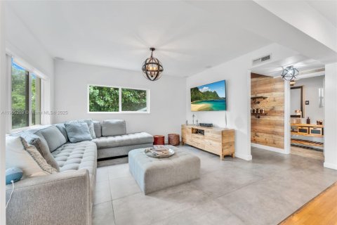 Casa en venta en Biscayne Park, Florida, 4 dormitorios, 218.13 m2 № 1969012 - foto 9