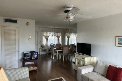 Condo in Lauderhill, Florida, 2 bedrooms  № 2083772 - photo 9