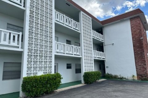 Condo in Lauderhill, Florida, 2 bedrooms  № 2083772 - photo 2