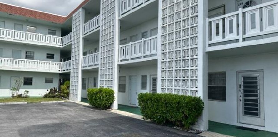Condo in Lauderhill, Florida, 2 bedrooms  № 2083772