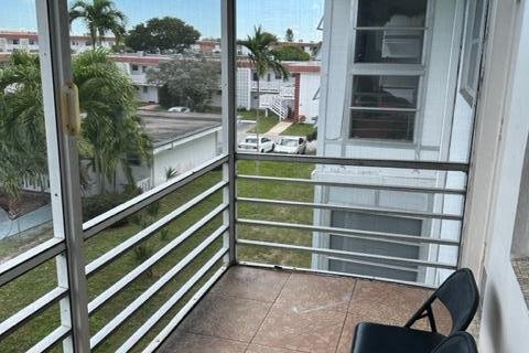 Condo in Lauderhill, Florida, 2 bedrooms  № 2083772 - photo 22