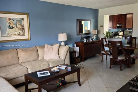 Condominio en venta en Hialeah, Florida, 2 dormitorios, 98.1 m2 № 1859831 - foto 1