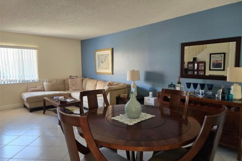 Condominio en venta en Hialeah, Florida, 2 dormitorios, 98.1 m2 № 1859831 - foto 2