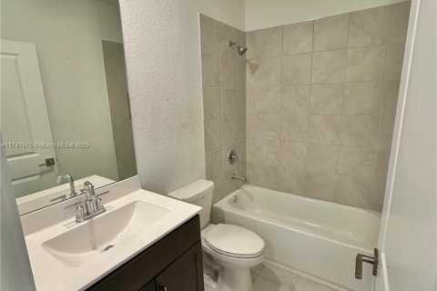 Townhouse in Homestead, Florida 3 bedrooms, 159.05 sq.m. № 2261597 - photo 17
