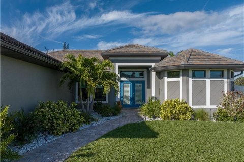 House in Cape Coral, Florida 3 bedrooms, 165.46 sq.m. № 2396053 - photo 4