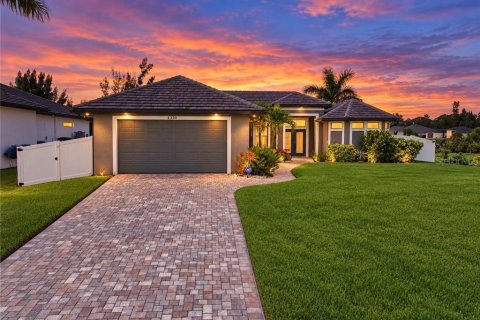 House in Cape Coral, Florida 3 bedrooms, 165.46 sq.m. № 2396053