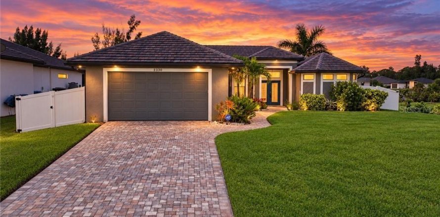 House in Cape Coral, Florida 3 bedrooms, 165.46 sq.m. № 2396053