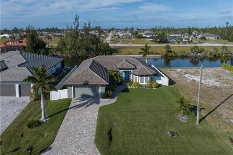 House in Cape Coral, Florida 3 bedrooms, 165.46 sq.m. № 2396053 - photo 7