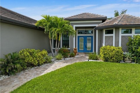 House in Cape Coral, Florida 3 bedrooms, 165.46 sq.m. № 2396053 - photo 3
