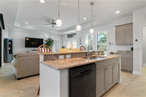 House in Cape Coral, Florida 3 bedrooms, 165.46 sq.m. № 2396053 - photo 16