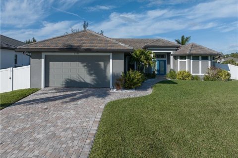 House in Cape Coral, Florida 3 bedrooms, 165.46 sq.m. № 2396053 - photo 5