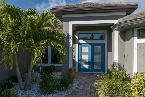 House in Cape Coral, Florida 3 bedrooms, 165.46 sq.m. № 2396053 - photo 2