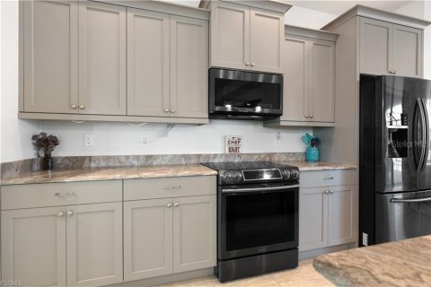 House in Cape Coral, Florida 3 bedrooms, 165.46 sq.m. № 2396053 - photo 12