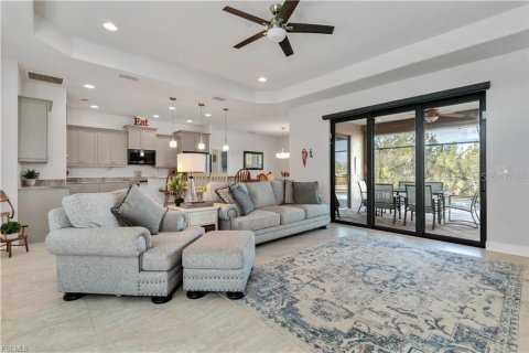 House in Cape Coral, Florida 3 bedrooms, 165.46 sq.m. № 2396053 - photo 8