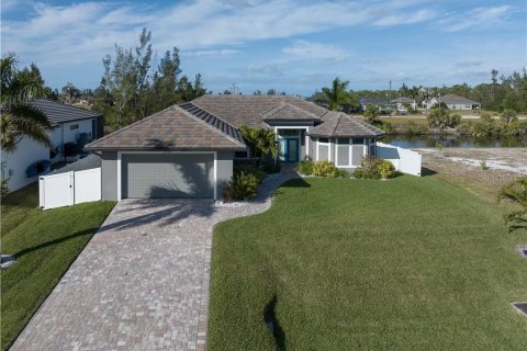 House in Cape Coral, Florida 3 bedrooms, 165.46 sq.m. № 2396053 - photo 6