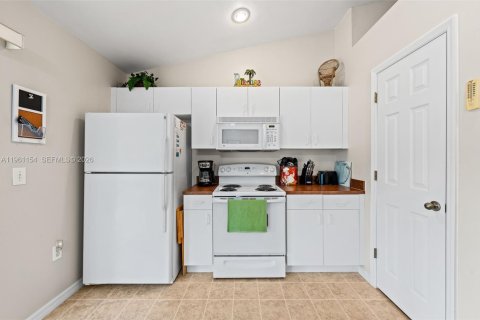 Villa ou maison à vendre à Lehigh Acres, Floride: 3 chambres, 132.2 m2 № 2021957 - photo 30