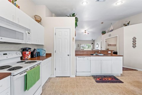 Villa ou maison à vendre à Lehigh Acres, Floride: 3 chambres, 132.2 m2 № 2021957 - photo 5