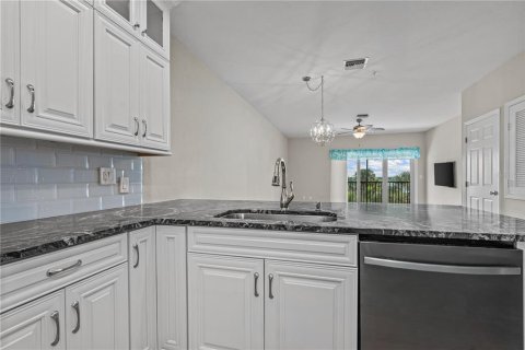 Condo in New Smyrna Beach, Florida, 2 bedrooms  № 2398550 - photo 19