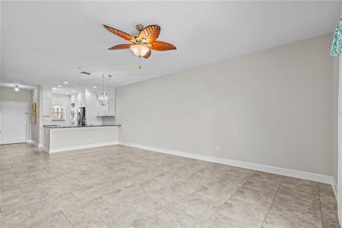 Condo in New Smyrna Beach, Florida, 2 bedrooms  № 2398550 - photo 13