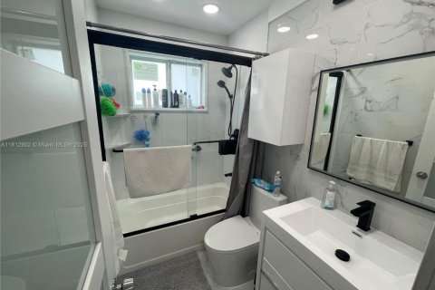 House in Hallandale Beach, Florida 2 bedrooms, 141.4 sq.m. № 1888732 - photo 11