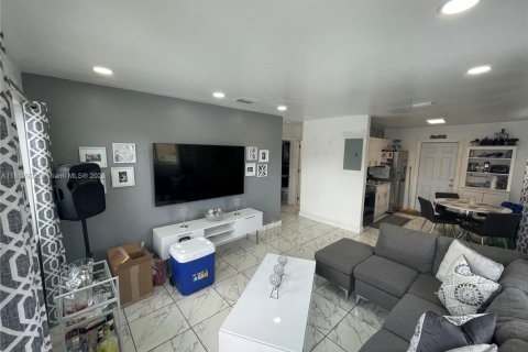 House in Hallandale Beach, Florida 2 bedrooms, 141.4 sq.m. № 1888732 - photo 4