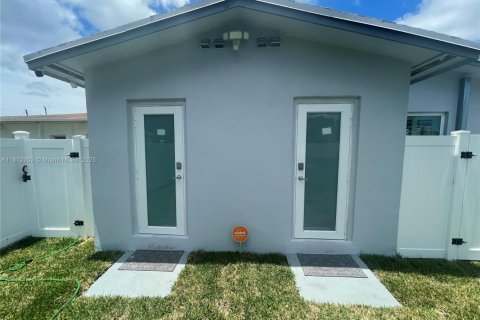 House in Hallandale Beach, Florida 2 bedrooms, 141.4 sq.m. № 1888732 - photo 19