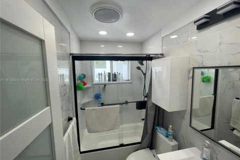 House in Hallandale Beach, Florida 2 bedrooms, 141.4 sq.m. № 1888732 - photo 12