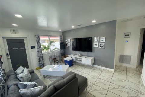 House in Hallandale Beach, Florida 2 bedrooms, 141.4 sq.m. № 1888732 - photo 6