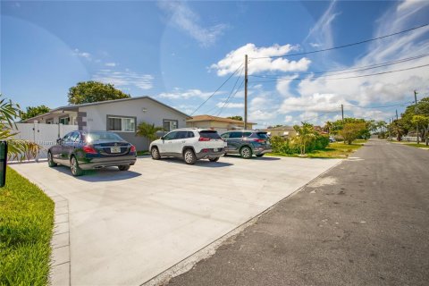 House in Hallandale Beach, Florida 2 bedrooms, 141.4 sq.m. № 1888732 - photo 1