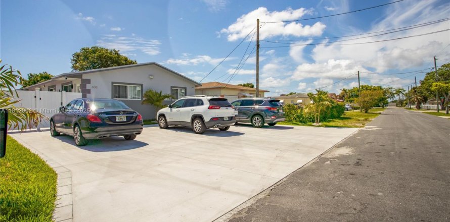 House in Hallandale Beach, Florida 2 bedrooms, 141.4 sq.m. № 1888732