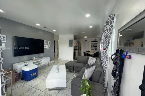 House in Hallandale Beach, Florida 2 bedrooms, 141.4 sq.m. № 1888732 - photo 3