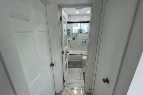 House in Hallandale Beach, Florida 2 bedrooms, 141.4 sq.m. № 1888732 - photo 10