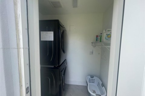 House in Hallandale Beach, Florida 2 bedrooms, 141.4 sq.m. № 1888732 - photo 21