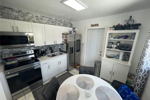 House in Hallandale Beach, Florida 2 bedrooms, 141.4 sq.m. № 1888732 - photo 8