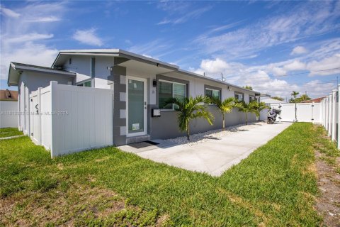 House in Hallandale Beach, Florida 2 bedrooms, 141.4 sq.m. № 1888732 - photo 2