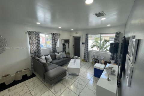 House in Hallandale Beach, Florida 2 bedrooms, 141.4 sq.m. № 1888732 - photo 5