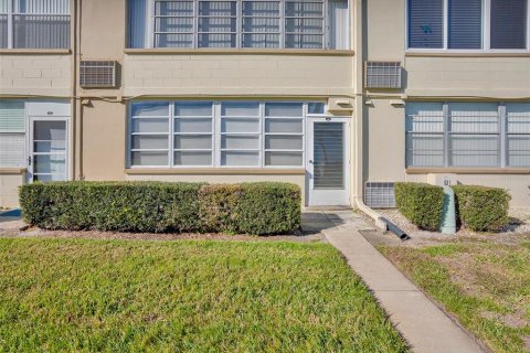 Condo in Saint Petersburg, Florida, 1 bedroom  № 2148438 - photo 14