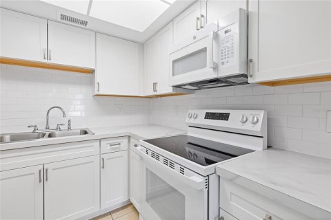 Condo in Saint Petersburg, Florida, 1 bedroom  № 2148438 - photo 5