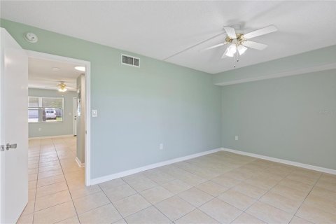 Condo in Saint Petersburg, Florida, 1 bedroom  № 2148438 - photo 10
