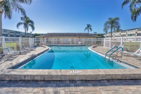 Condo in Saint Petersburg, Florida, 1 bedroom  № 2148438 - photo 16