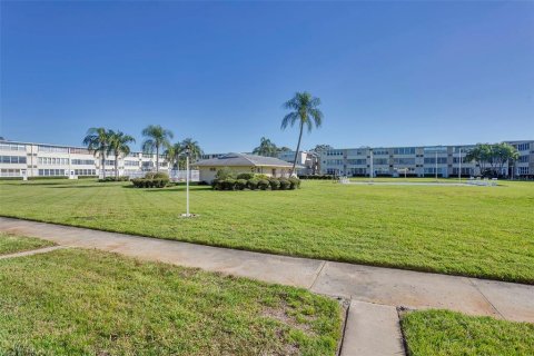 Condo in Saint Petersburg, Florida, 1 bedroom  № 2148438 - photo 18