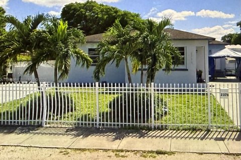 House in Miami, Florida 3 bedrooms, 153.2 sq.m. № 2003024 - photo 7