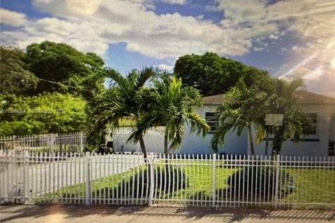 House in Miami, Florida 3 bedrooms, 153.2 sq.m. № 2003024 - photo 4